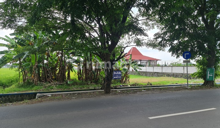 Strategic land by the roadside in Solo Baru.