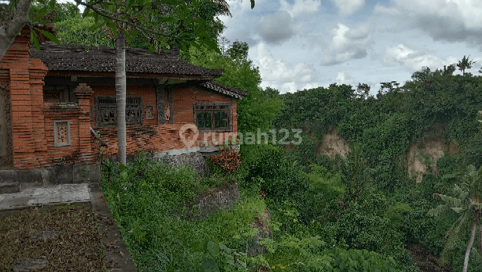 Tanah view sungai Pakerisan river front 2