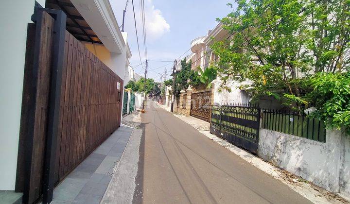 RUMAH TUA HITUNG TANAH DI KEBAYORAN BARU DEKAT SCBD DAN SENOPATI 2