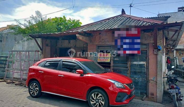 Rumah bobrok di tengah kota jalan lebar 1