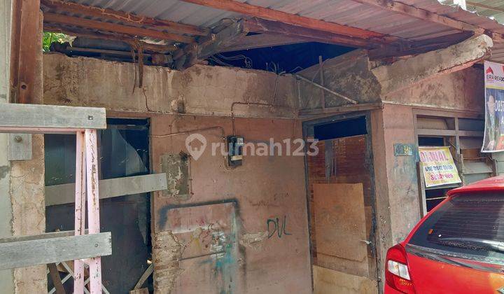 Rumah bobrok di tengah kota jalan lebar 2