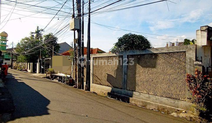 Tanah kavling, bentuk kotak persegi dan mengantong ke belakang, siap bangun, lingkungan sangat nyaman dan aman, bebas banjir, akses jalan 2 mobil, lokasi sangat strategis, dekat ke Gandaria City, dekat ke Pondok Indah Mall, dekat ke pintu Tol Veteran Bint 2