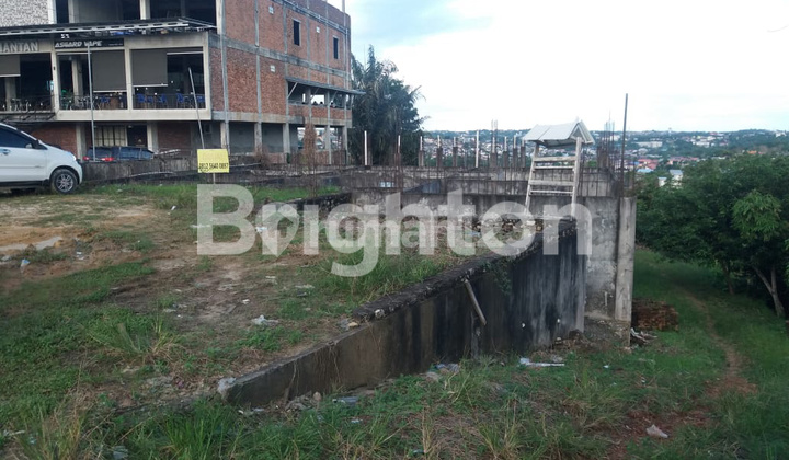 Land on Jln. Soekarno Hatta Km4, right by the roadside, sturdy shophouse building, 30% construction completed.