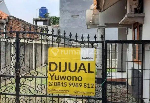 Dijual area usaha 420 m2 termasuk apotik, rumah dan cafe di area condet 1