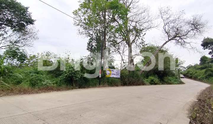 LAND BY THE ROAD NEAR APT.PRANOTO AIRPORT