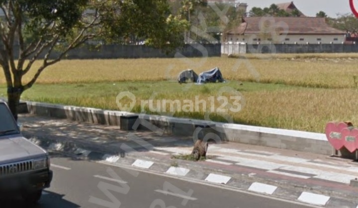 Di  tanah jalan Raya Kopo Soreang tempat strategis bisa di bangun untuk usaha , rumah , ruko