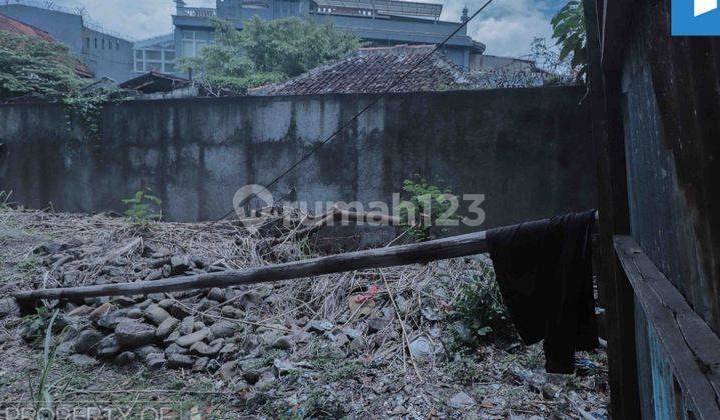 Land main road Buah Batu 2-way busy area. Land main road Buah Batu 2-way busy area.