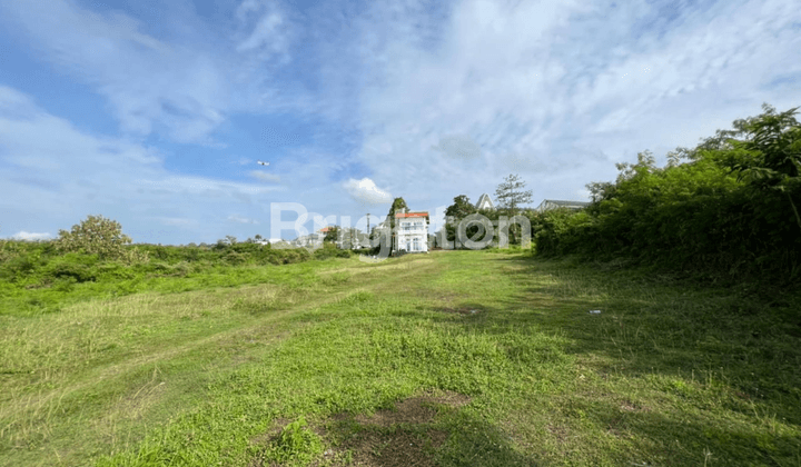 Tanah di Pinggir Tebing Pantai Balangan, Bali. 2