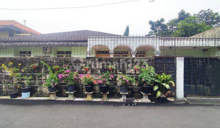Old house with land included in the elite Kemang area.