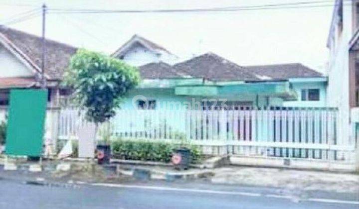 Rumah lama pinggir jalan dekat alun-alun kota Batu Malang 1