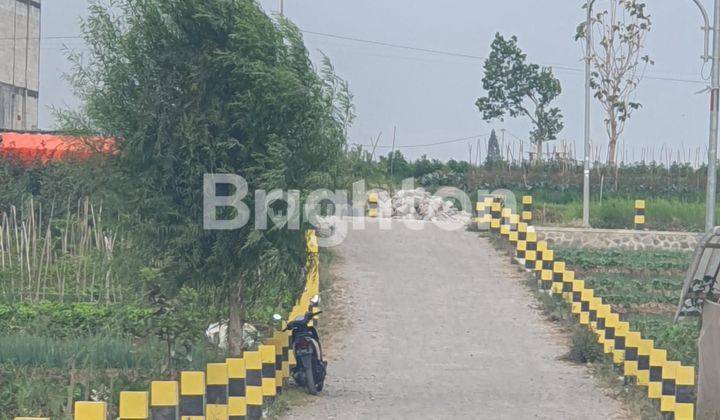 Tanah ngantong nol jalan raya dikawasan wisata Bunga kota Batu 2