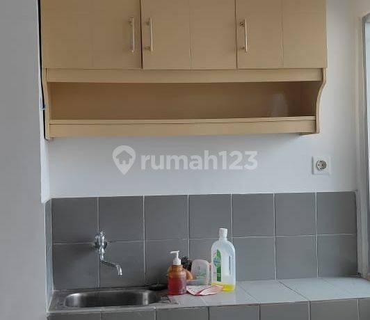 Apartemen Menara Kebon Jeruk, lantai atas, lokasi strategis dekat Kampus Esa Unggul