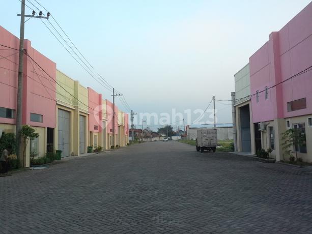 Harga murah untuk Lokasi istimewa! Gudang cluster pergudangan Bambe, Driyorejo, Gresik.. Akses sangat mudah ke Surabaya, Mojokerta dan Gresik