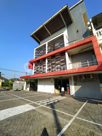 Ruko  di Ruko Sakura Regency Ketintang Surabaya, Parkir Luas