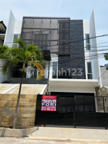 Rumah 3 1/2 Lantai, Ada Lift, Kolam Renang, Akaes Jalan 3 Mobil Lega. Lokasi Sangat Strategis Rumah 3 1/2 Lantai, Ada Lift, Kolam Renang, Akaes Jalan 3 Mobil Lega. Lokasi Sangat Strategis