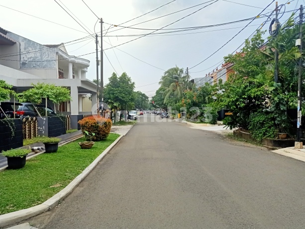 Rumah di jalan besar Bintaro Jaya sektor 2