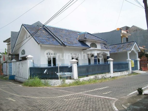 House in Bendul Merisi Permai, Corner Lot, Wide Street Row, Flood-Free, Well-Maintained and Good Condition.
