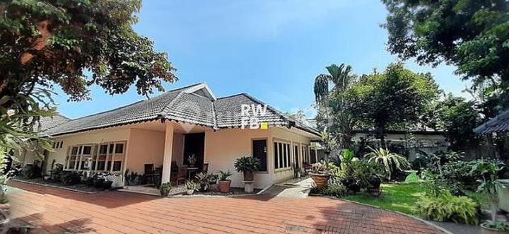 Comfortable and Lush Home with Spacious Yard in Puri Mutiara Cipete