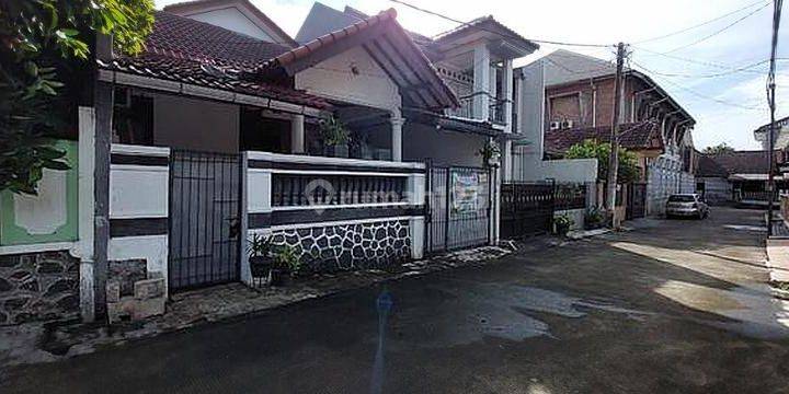  Rumah lama satu setengah lantai di Griya Pandawa Depok