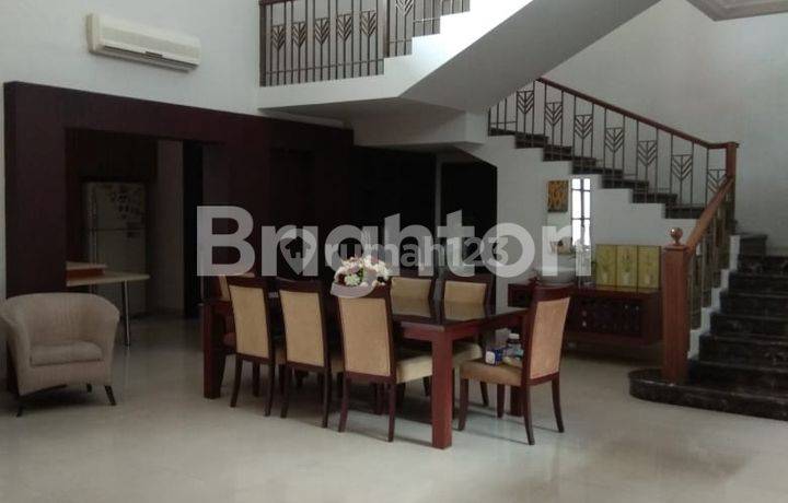 Central Park Klampis Regency Rumah mewah 2 lantai siap huni, Surabaya Timur.