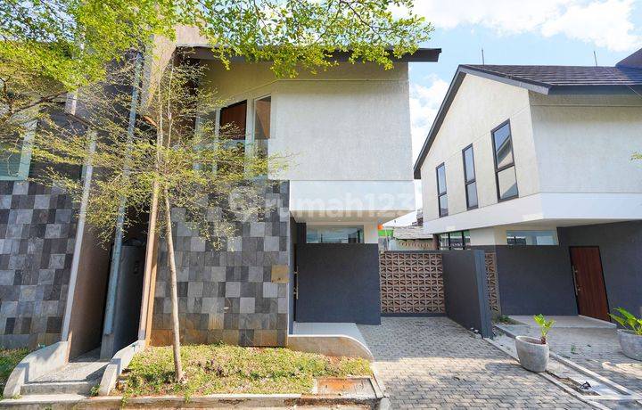 Rumah 2 Lantai Modern dekat Lippo Tamini, Jakarta Ready Furnished J18482