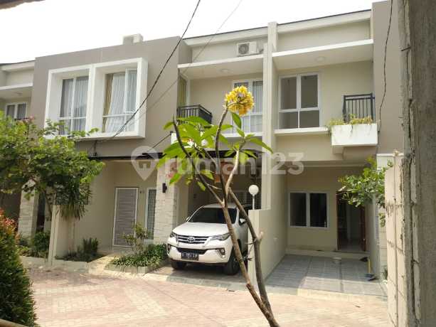 Rumah 2 Lantai Full Furnished Kpr 0 Di Town House Tenang Bebas Banjir