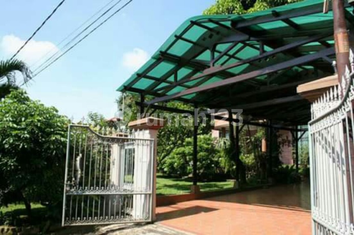 Rumah dengan kolam renang dalam perumahan eksklusif komplek Tirta Gede Harjamukti Cimanggis Depok  500 meter ke Stasiun LRT Harjamukti