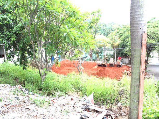 Rumah Signature di Andara Village Lokasi depan dan tanah luas 1,200 sqmtr- banyak alternatif untuk redesign