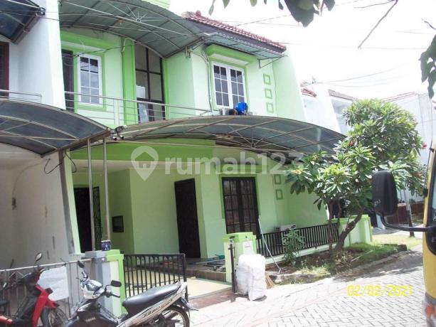 Rumah di Royal Park Kutisari , Bagus + Terawat, Row Jalan depan Lebar + Paving, One Gate, Siap Huni.