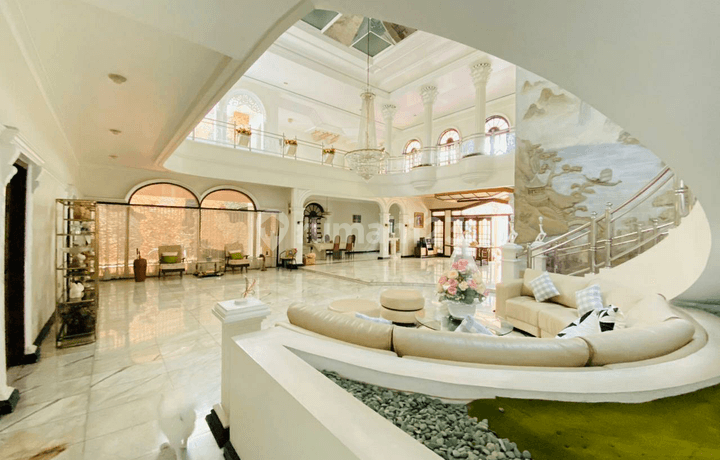 Rumah mewah modern classic Raya Dharmahusada Indah 2lt