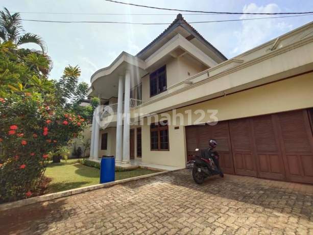 A spacious house in the Megapolitan Cinere complex. A spacious house in the Megapolitan Cinere complex.