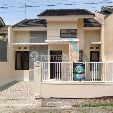 Rumah Modern Minimalis Selangkah dari Pintu Tol Singosari di Istana Cakalang Malang