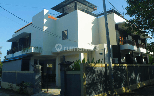 Villa 2 lantai, luas tanah 300m2, 8 Kamar Tidur, Lokasi Balangan 1