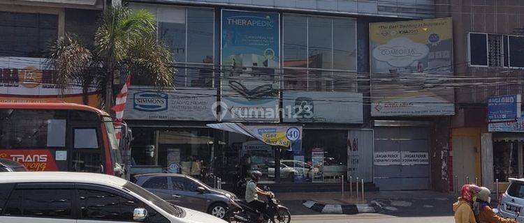 Showroom di Gajah Mada, Semarang Tengah 1