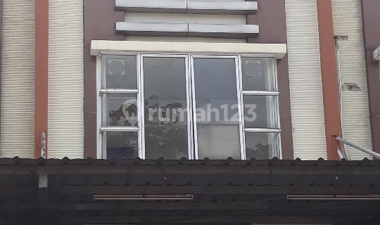 A 2.5-story shophouse in a highly frequented location, excellent for business/office use. 1