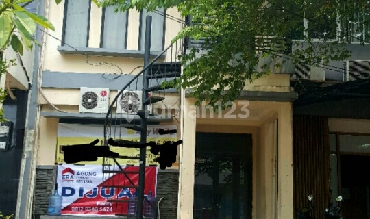 Shop house in a business complex 1