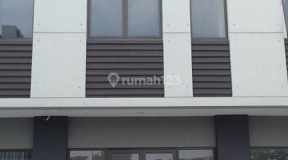 Ruko Minimalis Depan Jalan dan Strategis, Depan Gerbang Vanya Park 1
