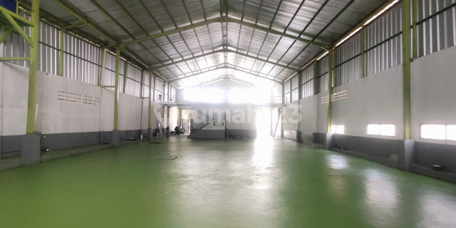 Gudang di pinggir jalan siap pakai 1