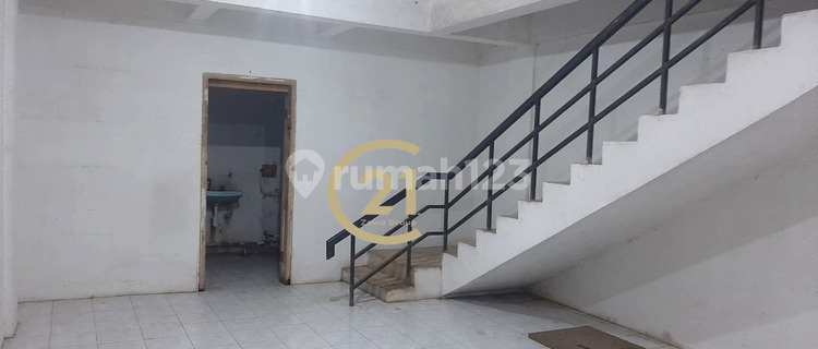 3.5-Story Shop House on Pangeran Jayakarta Street 1