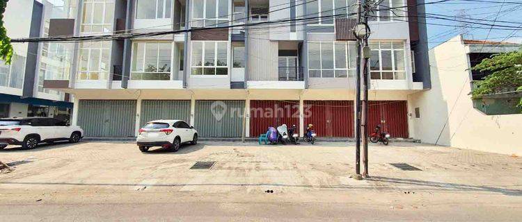 Ruko Baru Gress di Dharmahusada Indah Barat, 3 Lantai, Nol Jalan, Strategis, Siap Pakai 1