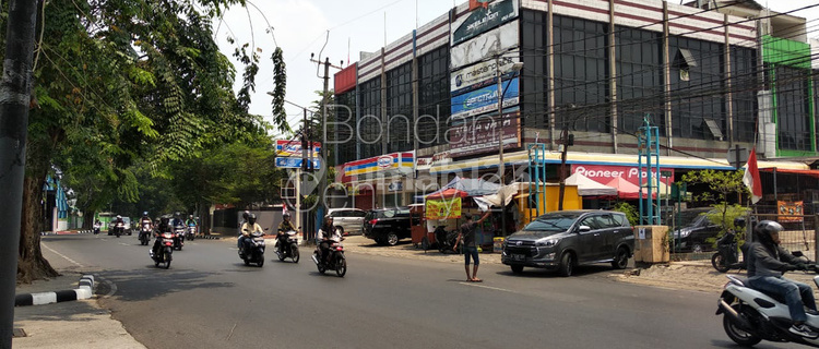 FOR RENT: STRATEGIC SHOPHOUSE IN KEBAYORAN LAMA, SOUTH JAKARTA, 3.5 FLOORS 1