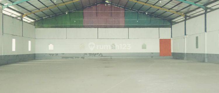 Gudang siap pakai di pinggir jalan nasional 1
