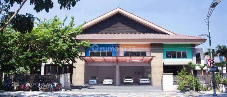 Disewakan showroom 2 lantai dengan luas 37x28 1043m2 Ketabang Surabaya 1