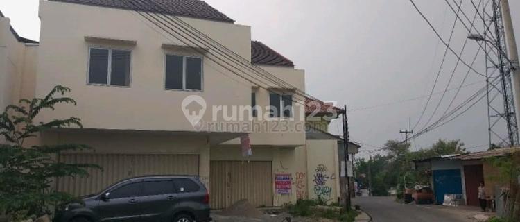 2-Storey Shop House with a Spacious Yard in Cimanggis, Depok 1