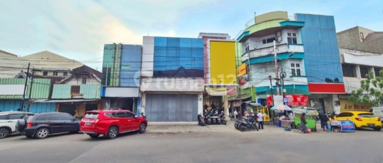 Strategic shophouse near Pasarlegi Solo. 1