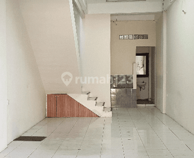 Ruko Komersil 4 lantai di Pembangunan Jakarta Pusat. Lokasi bagus dan strategis karna berada di kawasan pusat bisnis. Cocok untuk gudang, kantor dan usaha lainnya 1