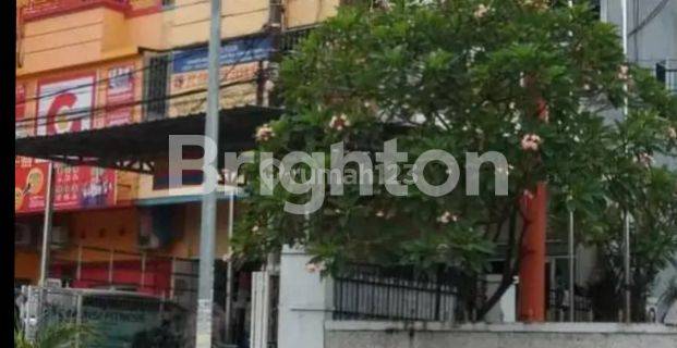 RUKO TINGKAT 3 DIPINGGIR JALAN BESAR DAN DEKAT PUSAT PEMBELANJAAN 1