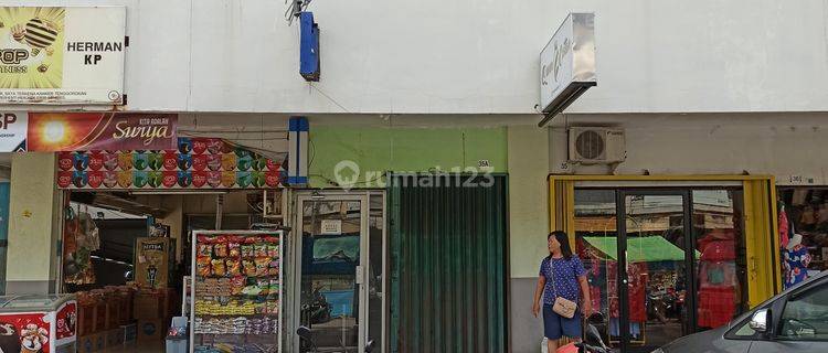 Kios Strategis Tepi Jalan di Khatulistiwa Plaza 1