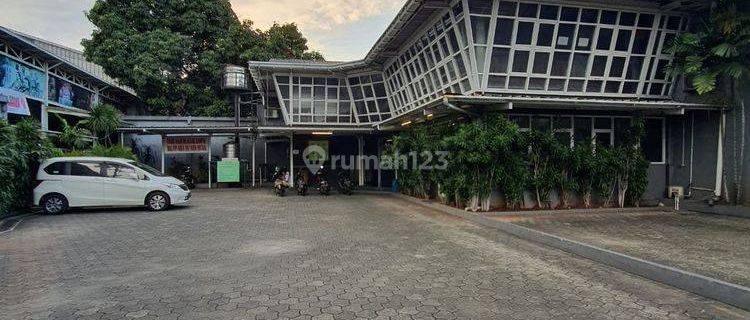 Gedung Kantor 2 Lantai Dan 3 Lapangan Futsall Indoor 1