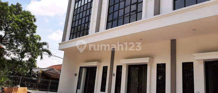 Shop house on Purnawarman Street (Ne) Dago Wing is highly strategic. 1